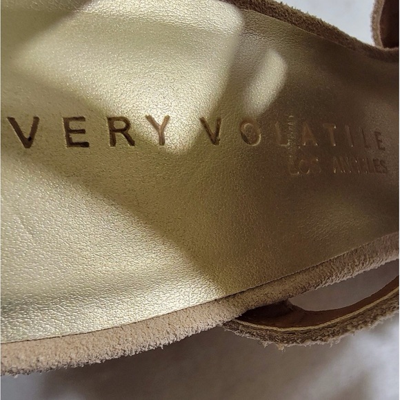 Very Volatile Fringe Wedge - Picture 8 of 9